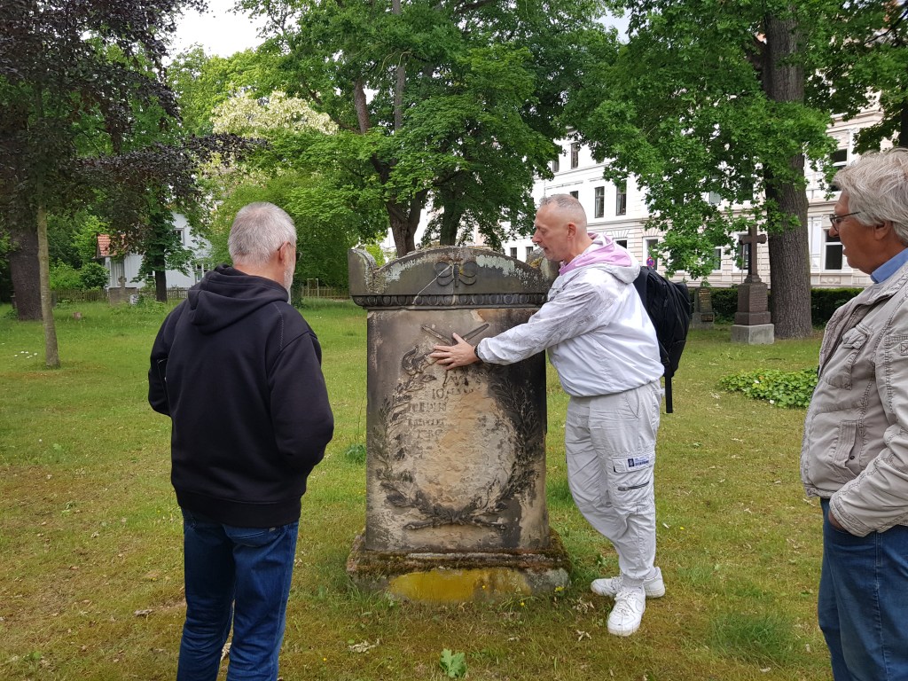 Heimatpfleger besichtigen den Dom- und&nbsp;Magnifriedhof